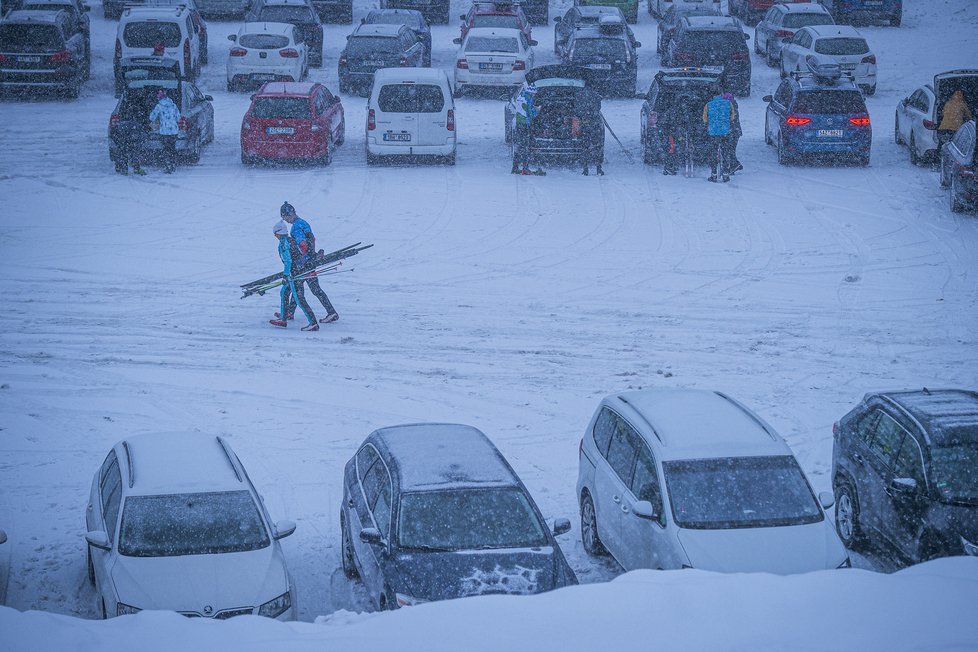 Zaplněné parkoviště v Bedřichově (30. 1. 2021)