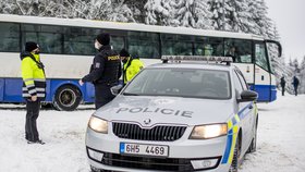 Policisté dohlíželi na provoz u parkoviště pod Šerlichem v Orlických horách.
