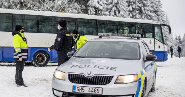 Kontroly na českých horách: Policie řešila desítky prohřešků proti vládním nařízením