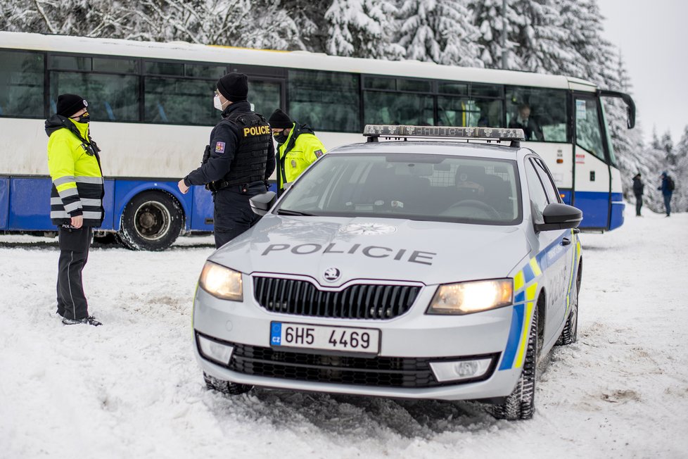 Policisté dohlíželi 30. ledna 2021 na provoz u parkoviště pod Šerlichem v Deštném Orlických horách.