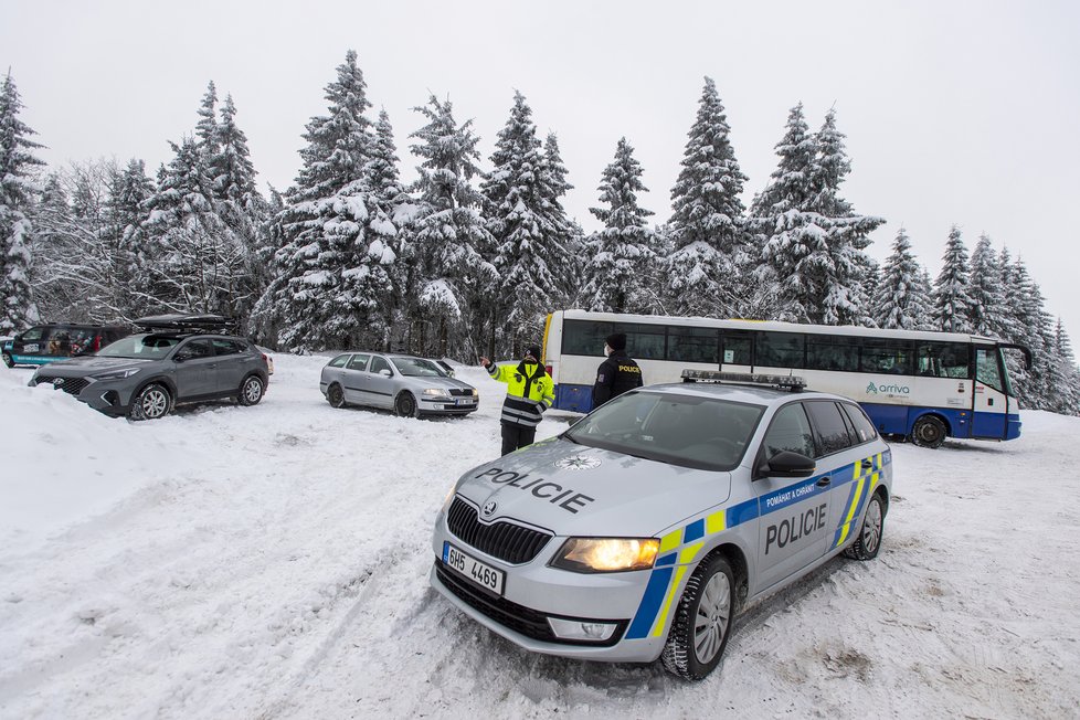 Policisté dohlíželi 30. ledna 2021 na provoz u parkoviště pod Šerlichem v Deštném v Orlických horách.