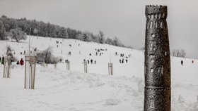 Lidé vyrazili 30. ledna 2021 na stezky a zasněžené svahy v okolí Sněžníku na  Děčínsku.