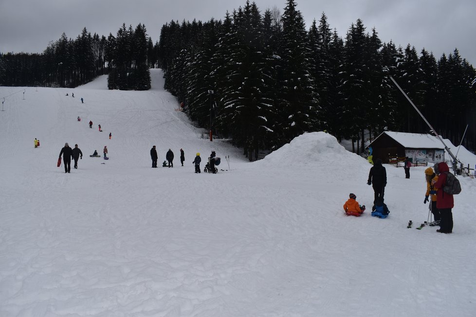 Češi na horách: Severní sjezdovku v Bílé obsadily hlavně rodiny s dětmi (30. 1. 2021).