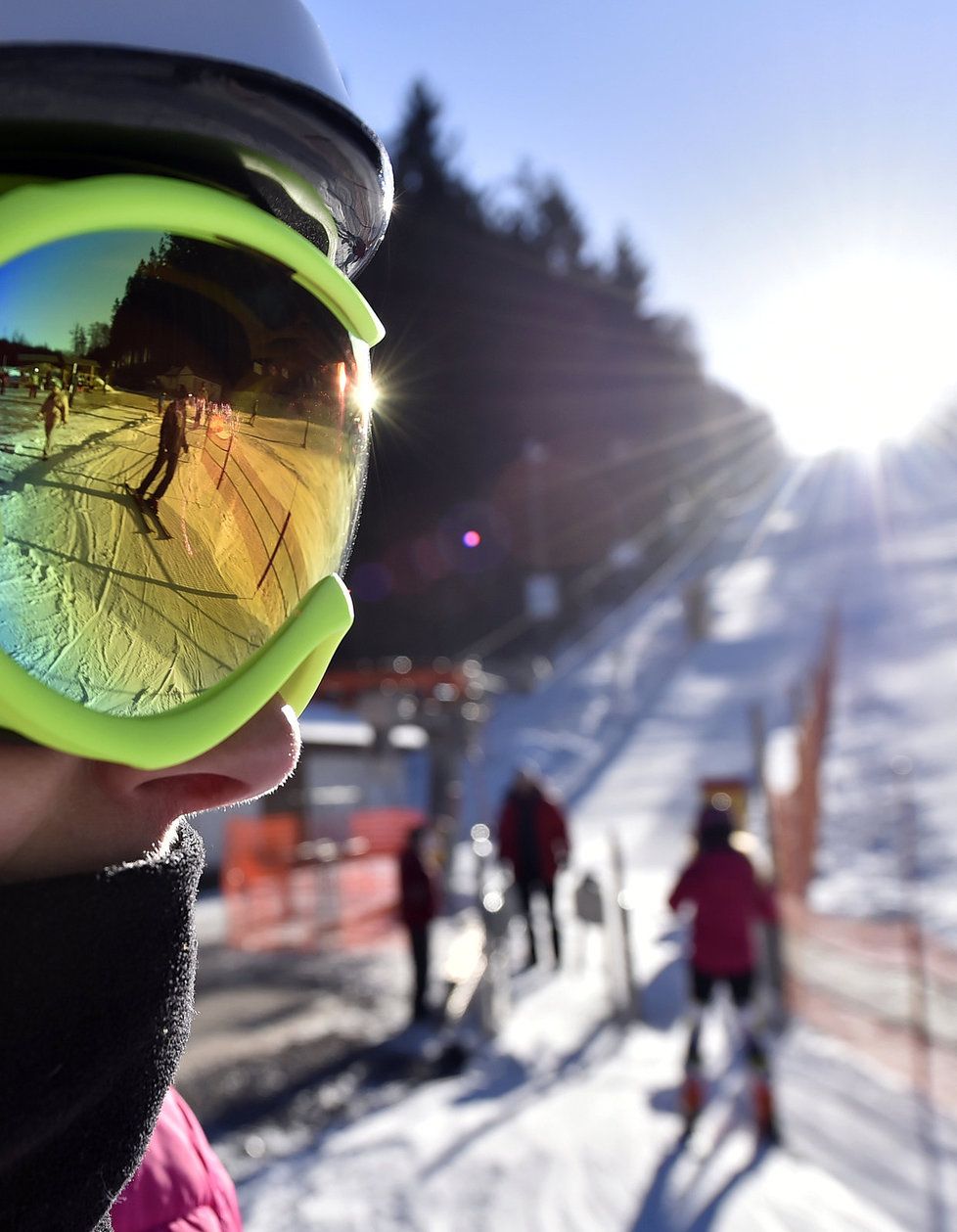 Lyžařská sezona začala: Milovníci sněhu plní sjezdovky.