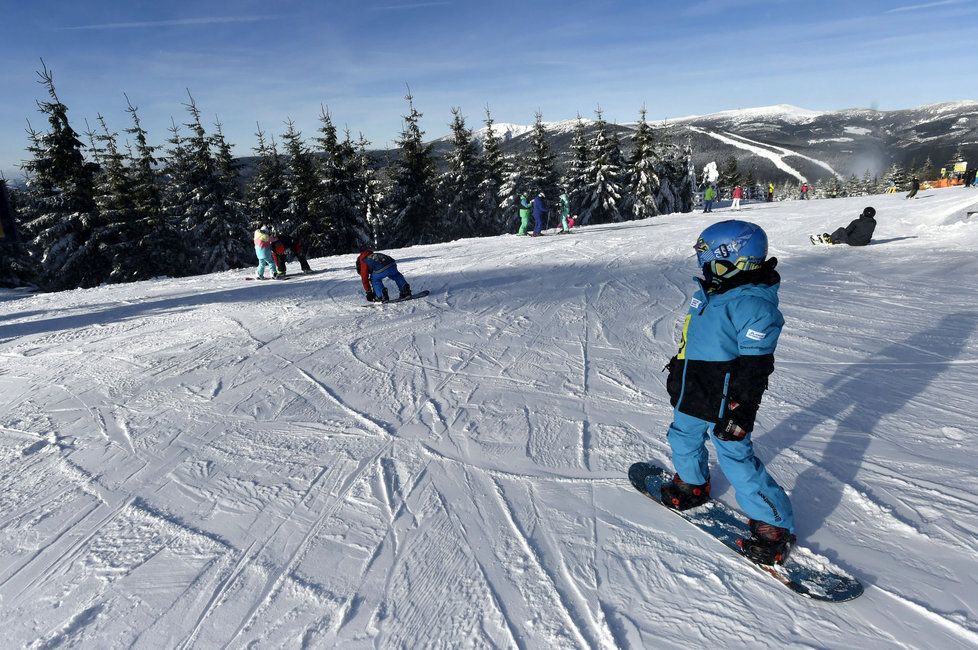 Začít se snowboardem může dítě už od tří let, respektive v momentě, kdy měří alespoň metr.