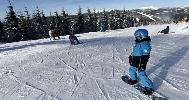 Těžce zraněného snowboardistu musel z Krkonoš přepravit vrtulník.