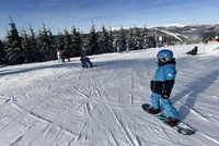 Těžce zraněného snowboardistu musel z Krkonoš přepravit vrtulník