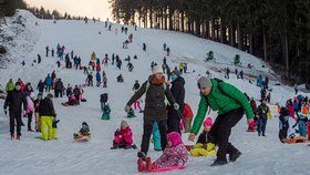 Do lyžařského areálu na Ještědu v Liberci přijelo mnoho lidí za zimními radovánkami, i když jsou lanovky nyní uzavřené kvůli vládním opatřením proti pandemii koronaviru. Přírodního sněhu je málo a uměle zasněžené sjezdovky tak využívají rodiny s dětmi k sáňkování, ale také lyžaři. Jen kopec si musí postaru vyšlápnout (30. 12. 2020)