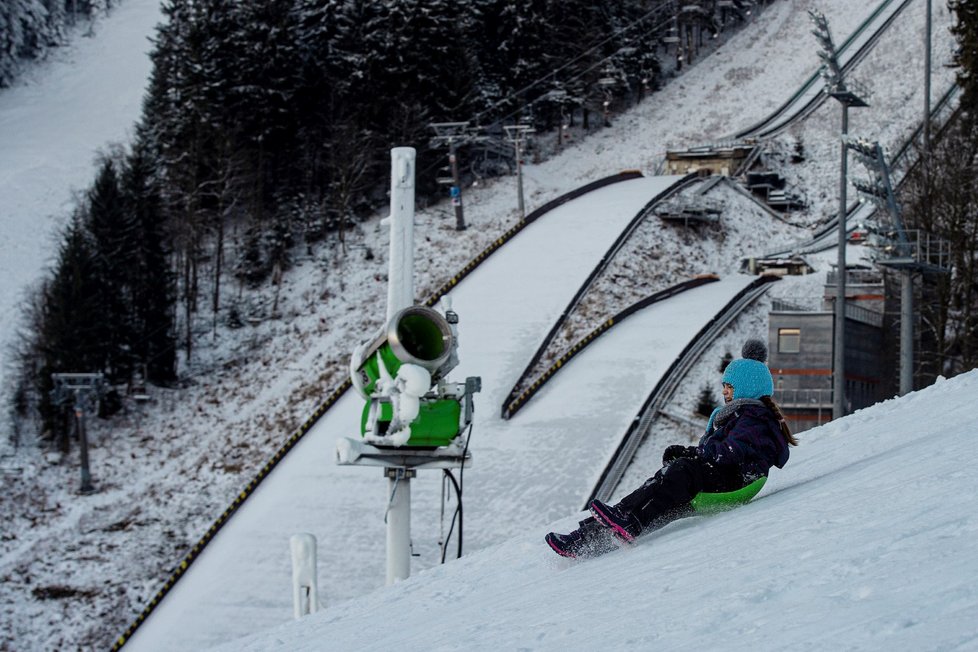 Do lyžařského areálu na Ještědu v Liberci přijelo mnoho lidí za zimními radovánkami, i když jsou lanovky nyní uzavřené kvůli vládním opatřením proti pandemii koronaviru. Přírodního sněhu je málo a uměle zasněžené sjezdovky tak využívají rodiny s dětmi k sáňkování, ale také lyžaři. Jen kopec si musí postaru vyšlápnout (30. 12. 2020)