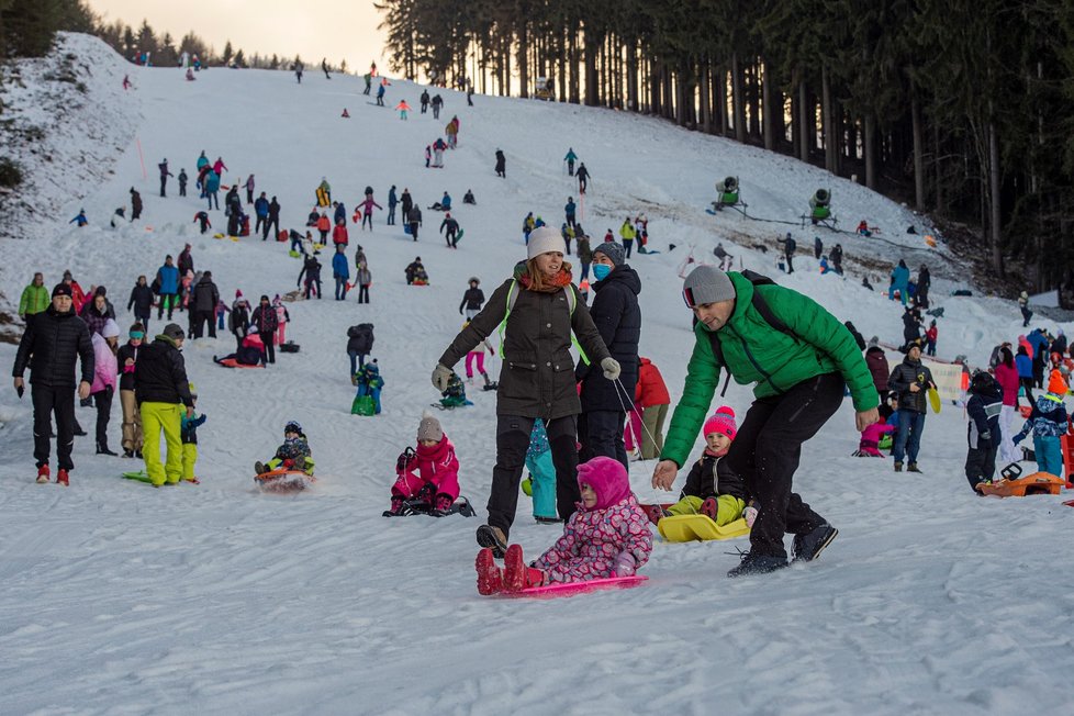Do lyžařského areálu na Ještědu v Liberci přijelo mnoho lidí za zimními radovánkami, i když jsou lanovky nyní uzavřené kvůli vládním opatřením proti pandemii koronaviru. Přírodního sněhu je málo a uměle zasněžené sjezdovky tak využívají rodiny s dětmi k sáňkování, ale také lyžaři. Jen kopec si musí postaru vyšlápnout (30. 12. 2020)