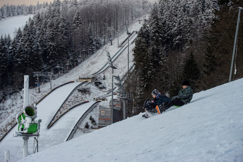Přestože zimní střediska v Libereckém kraji zůstávají kvůli koronavirovým opatřením zavřená, prázdná nejsou. Přírodního sněhu je málo a uměle vysněžené sjezdovky tak využívají rodiny s dětmi k sáňkování, ale také lyžaři. Na snímku lyžařský areál na Ještědu (30. 12. 2020)