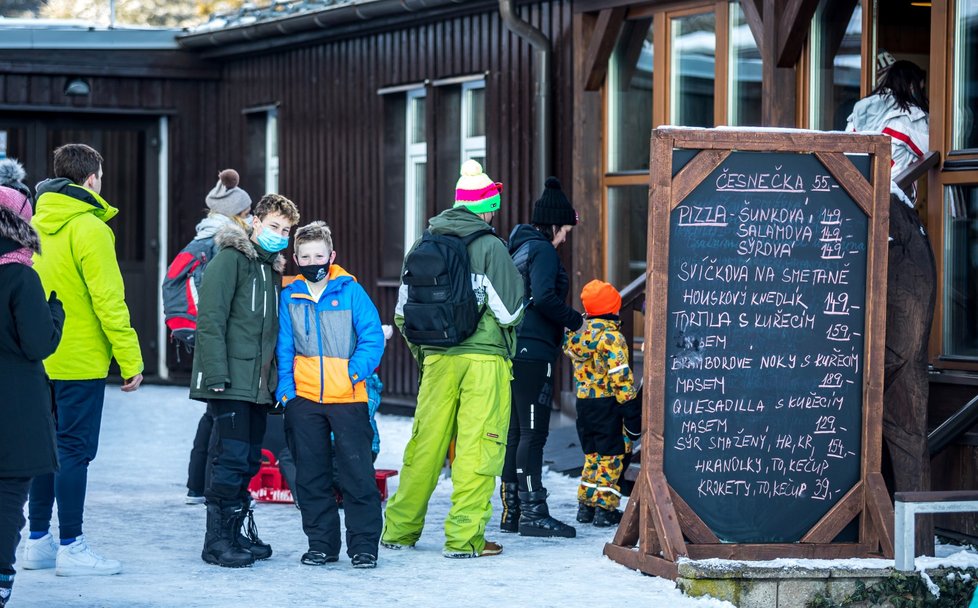 Na Klíny v Krušných horách přijelo mnoho lidí za zimními radovánkami, i když lyžařské areály, respektive lanovky a hotely v nich, jsou nyní uzavřené kvůli vládním opatřením proti pandemii koronaviruOtevřené bylo výdejové okénko restaurace Emeran (na snímku) (30. 12. 2020)