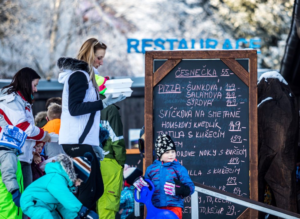 Na Klíny v Krušných horách přijelo mnoho lidí za zimními radovánkami, i když lyžařské areály, respektive lanovky a hotely v nich, jsou nyní uzavřené kvůli vládním opatřením proti pandemii koronaviru. Otevřené bylo výdejové okénko restaurace Emeran (na snímku; 30. 12. 2020).