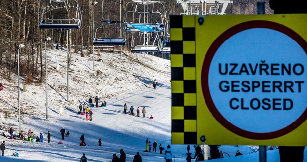 Další kolaps na horách: Turisté zablokovali cesty do Krušných hor. Parkují všude možně