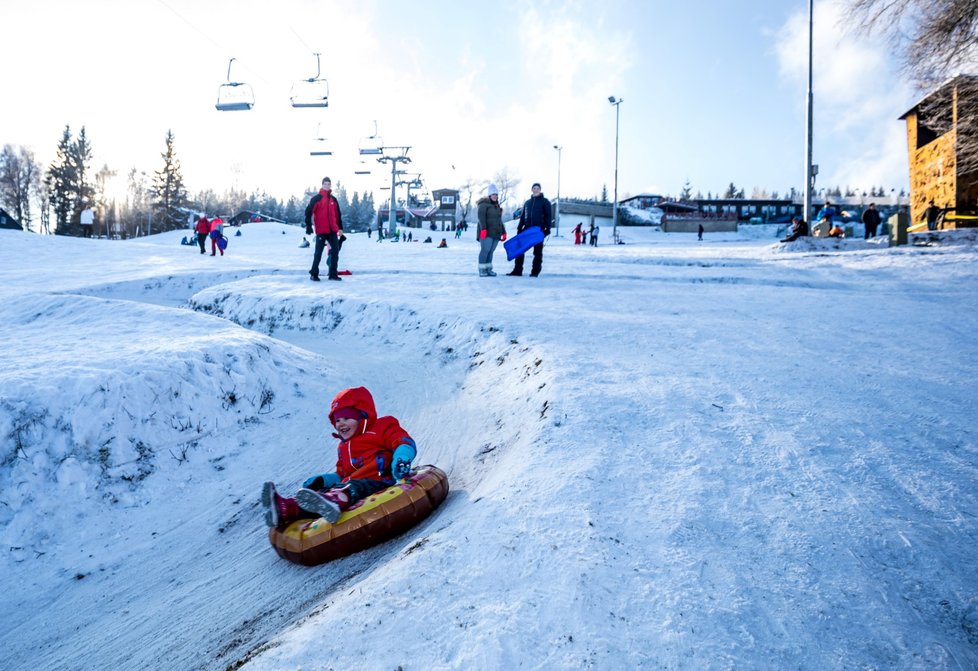 Na Klíny v Krušných horách přijelo mnoho lidí za zimními radovánkami, i když lyžařské areály, respektive lanovky a hotely v nich, jsou nyní uzavřené kvůli vládním opatřením proti pandemii koronaviru (30. 12. 2020)