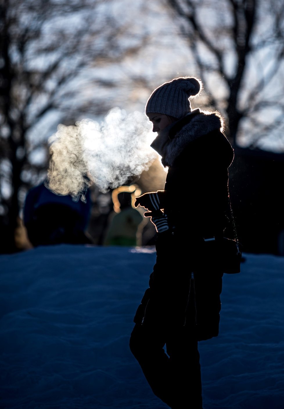 Na Klíny v Krušných horách přijelo mnoho lidí za zimními radovánkami, i když lyžařské areály, respektive lanovky a hotely v nich, jsou nyní uzavřené kvůli vládním opatřením proti pandemii koronaviru (30. 12. 2020).