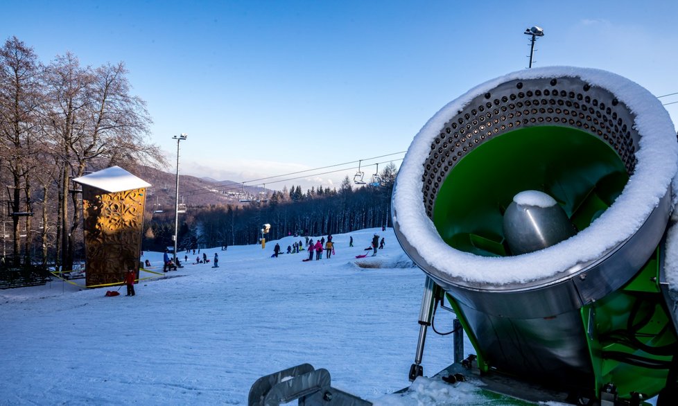 Na Klíny v Krušných horách přijelo mnoho lidí za zimními radovánkami, i když lyžařské areály, respektive lanovky a hotely v nich, jsou nyní uzavřené kvůli vládním opatřením proti pandemii koronaviru (30. 12. 2020) Na Klíny v Krušných horách přijelo mnoho lidí za zimními radovánkami, i když lyžařské areály, respektive lanovky a hotely v nich, jsou nyní uzavřené kvůli vládním opatřením proti pandemii koronaviru (30. 12. 2020)