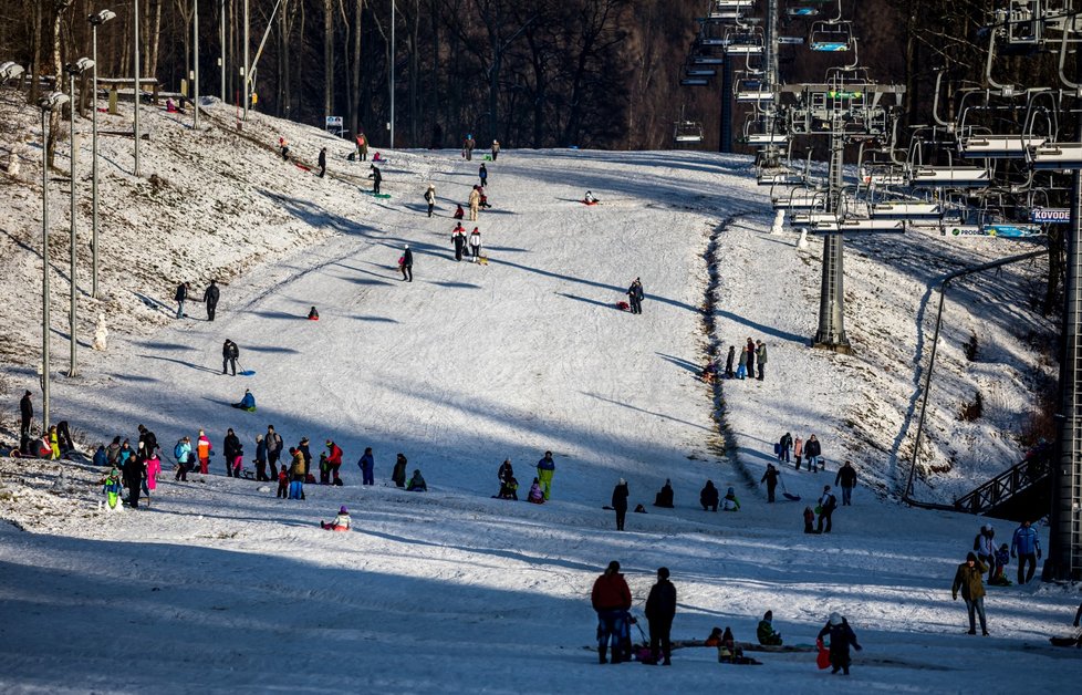 Na Klíny v Krušných horách přijelo mnoho lidí za zimními radovánkami, i když lyžařské areály, respektive lanovky a hotely v nich, jsou nyní uzavřené kvůli vládním opatřením proti pandemii koronaviru (30. 12. 2020)