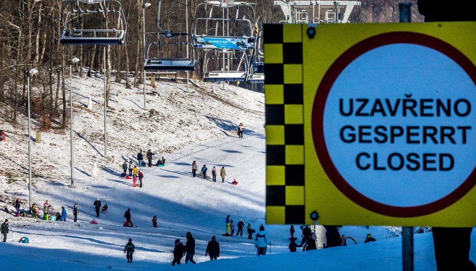 Na Klíny v Krušných horách přijelo mnoho lidí za zimními radovánkami, i když lyžařské areály, respektive lanovky a hotely v nich, jsou nyní uzavřené kvůli vládním opatřením proti pandemii koronaviru (30. 12. 2020).
