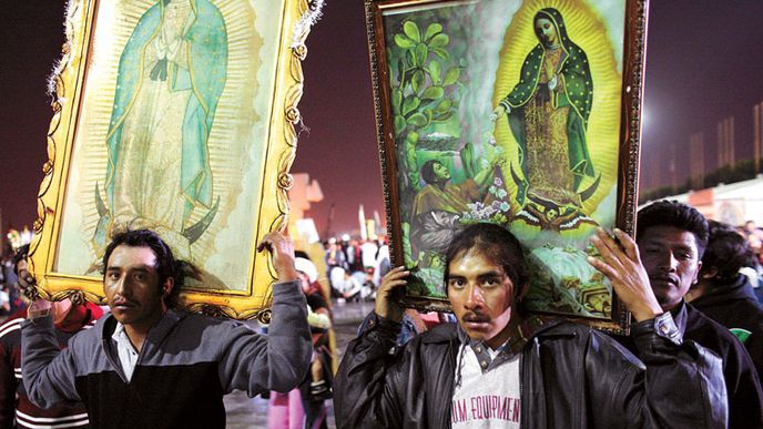 Z procesí k Panně Marii Guadalupské, která se stala v Mexiku populárnější než státní vlajka