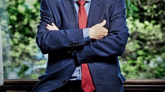Koronavir vyvolává větší paniku než války, protože snadno překračuje hranice, říká psychiatr Cyril Höschl Koronavir vyvolává větší paniku než války, protože snadno překračuje hranice, říká psychiatr Cyril Höschl
