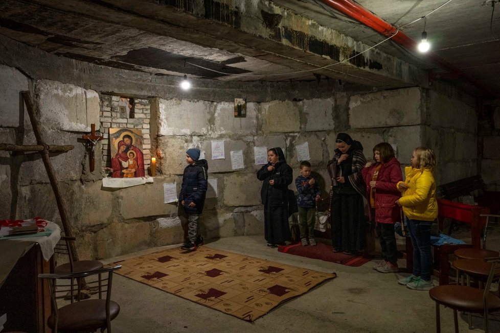 Běženci našli azyl v klášteře v Hošivě.