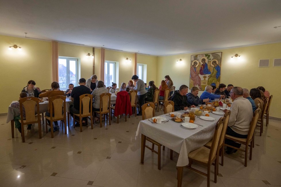 Běženci našli azyl v klášteře v Hošivě.