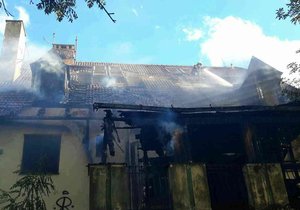 Oheň zachvátil střechu Hošnovy vily v Brně.