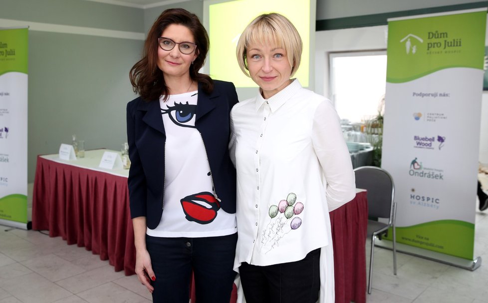 Výstavbu hospicu podpořila i herečka Klára Cibulková, na snímku s maminkou Julinky, Petrou