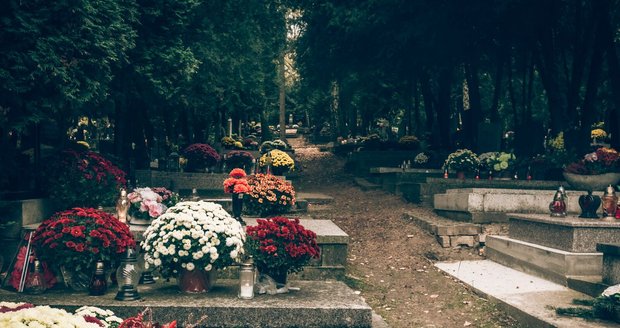 Hřbitov je místem  pro vzpomínky  a jeho návštěva  k Dušičkám patří.