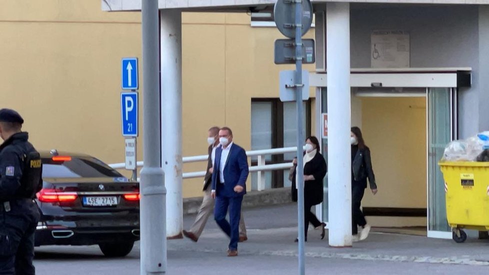 Náhlá hospitalizace prezidenta Miloše Zemana: Po pěti hodinách odchází z Ústřední vojenské nemocnice manželka Ivana a dcera Kateřina.