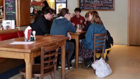 Hosté v pražské Restauraci nad Alejí