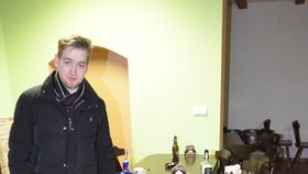 Provozovatel hospody Aleš Pokorný ukazuje místo v barovém pultu, kam se sekera zasekla.