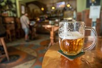 Spotřeba piva v Česku klesla! Co se na ní negativně podepsalo? Ceny i chování zákazníků