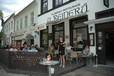 Známou restaurace U Reinerů s oblibou vyhledávají známé osobnosti. Ač přímo v centru, čeká na hosty klidné posezení s výhledem do zeleně.
