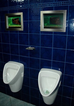 Unikátní záchody s obrazovkami u každého pisoáru