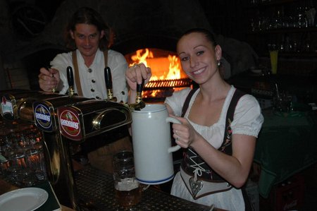 Vlaďka Janošcová (24) s krásným úsměvem čepuje pivo ve stylovém bavorském kostýmu.