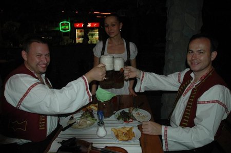 Muzikantům Ondřeji Zedníčkovi (vlevo) a Petr Kolárovi se ve Lhotce nejen dobře hraje, ale i odpočívá u dobrého jídla a piva.
