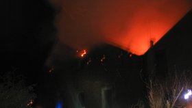 V Sánech na Nymbursku zničil mohutný požár celou hospodu.