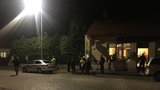 Noční rvačka na Kolínsku: Štamgasti vs. přespolní Romové! Muže prohodili oknem
