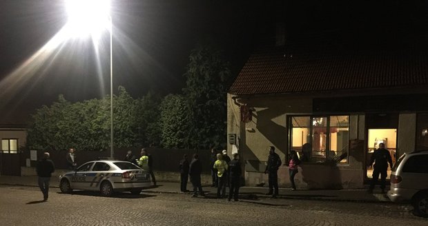Noční rvačka na Kolínsku: Štamgasti vs. přespolní Romové! Muže prohodili oknem