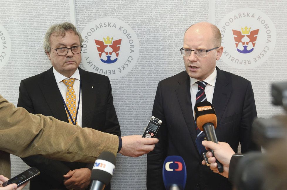 Prezident Hospodářské komory Dlouhý a premiér Sobotka na sněmu v Olomouci