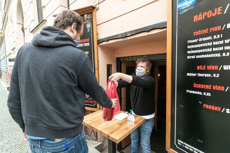 Pražský hostinský Jiří Mokrý (41) varuje: Hosté nepřijdou.