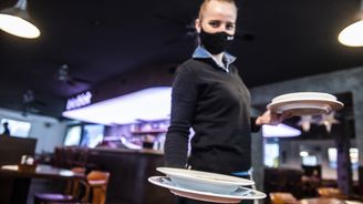 Po pěti měsících mohou restaurace otevřít vnitřní prostory, rozvolnění se týká i bazénů či klubů