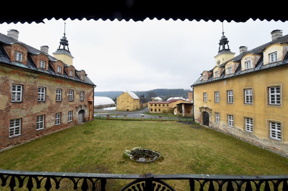 Zámek v Hošťálkovech na Bruntálsku, který léta chátral, majitelé postupně obnovují.