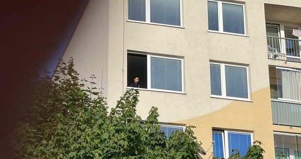 V Hostavicích vypadla žena z okna ve 4. patře. Pád bohužel nepřežila. (6. srpen 2022)