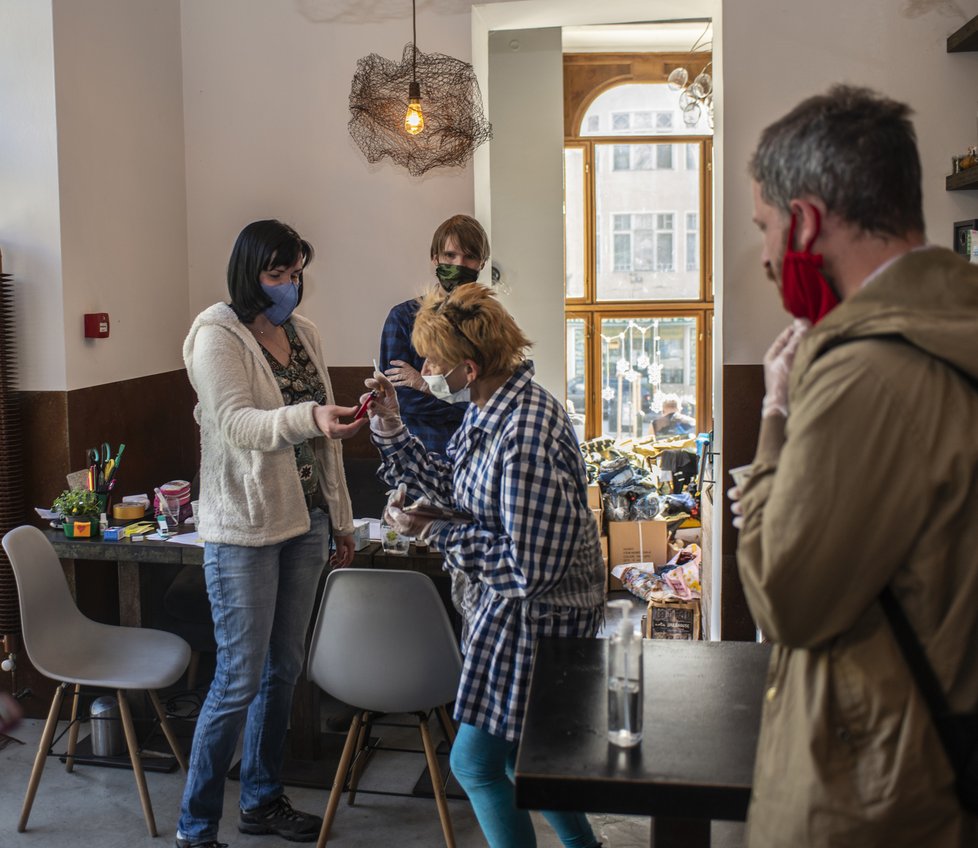 Mária žila několik let na ulici. Teď se v hostelu ve Vršovicích stará o desítky bezdomovců. Koordinátorka Maltézské pomoci Barbora Deutschová (na fotografii vlevo) by ji i do budoucna ráda viděla jako pečovatelku.