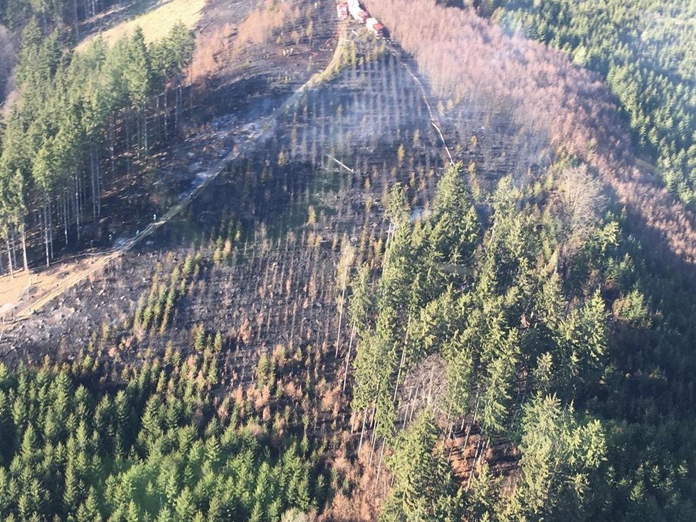 U Hostěnic hořelo 20 hektarů lesa, hasit pomáhala i letadla.
