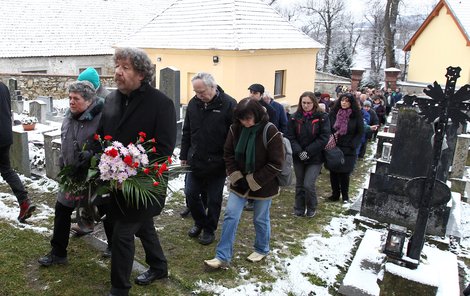 Zdeněk Troška, rodina a obyvatelé obce přicházejí do kostelíka na pohřeb. 