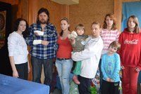 Krutá rána před Vánoci: 9členná rodina vyhořela, bydlí v hospodě